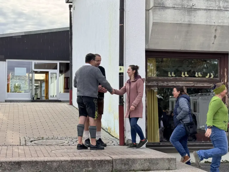 Schule Huglfing Aktuelles Dirndl Lederhosentag Geschenkübergabe 3