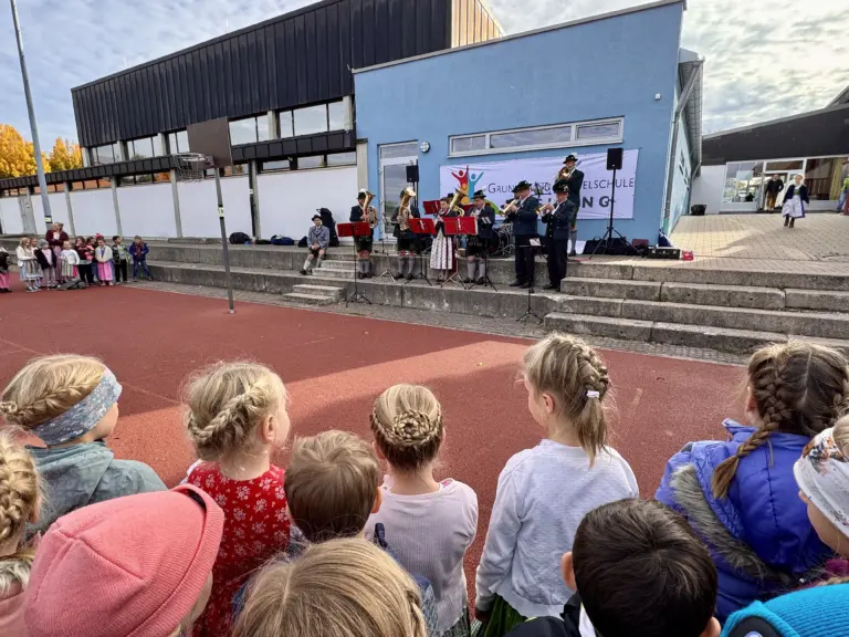 Schule Huglfing Aktuelles Dirndl Lederhosentag Kapelle Kinder