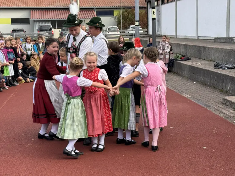 Schule Huglfing Aktuelles Dirndl Lederhosentag Tanz 1