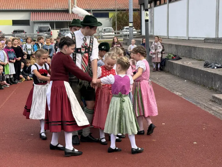 Schule Huglfing Aktuelles Dirndl Lederhosentag Tanz 2