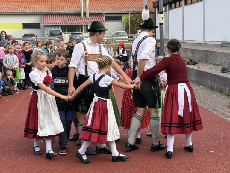 Schule Huglfing Aktuelles Dirndl Lederhosentag Tanz 3