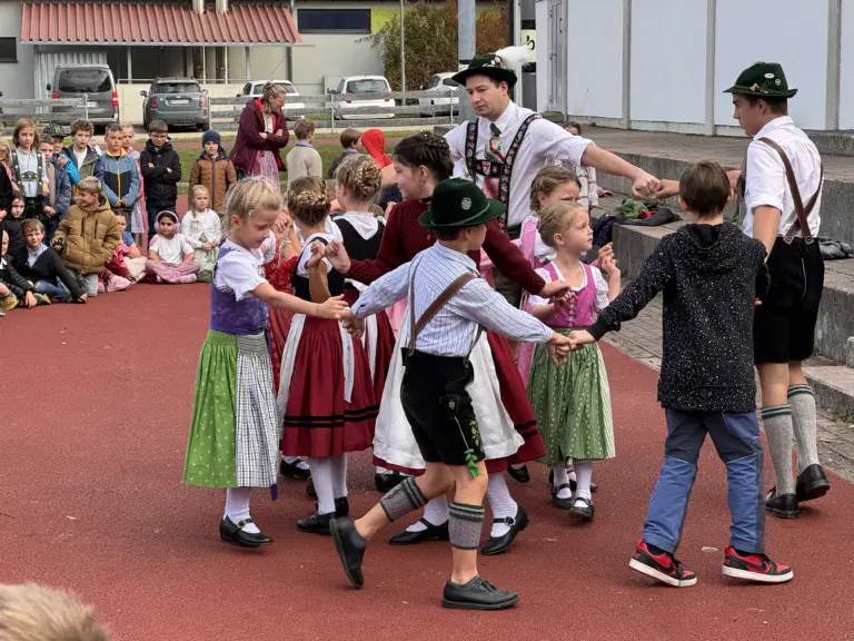 Schule Huglfing Aktuelles Dirndl Lederhosentag Tanz 4