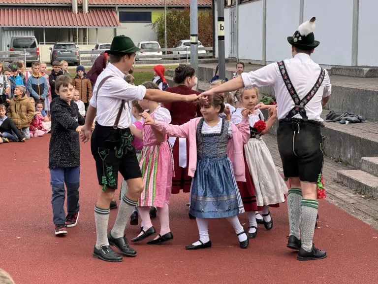 Schule Huglfing Aktuelles Dirndl Lederhosentag Tanz 5