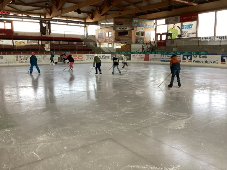 Schule Huglfing Aktuelles Eislaufen Eishockey mit Stäben