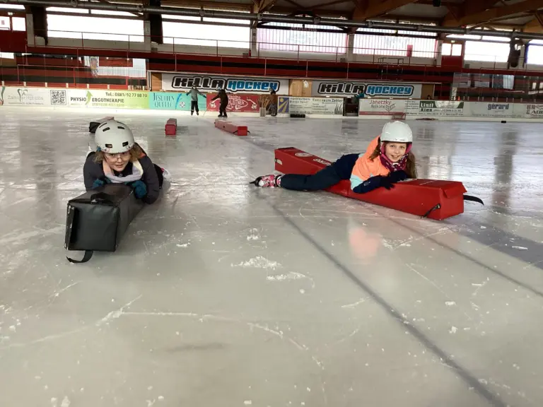 Schule Huglfing Aktuelles Eislaufen Schüer rutschen 2