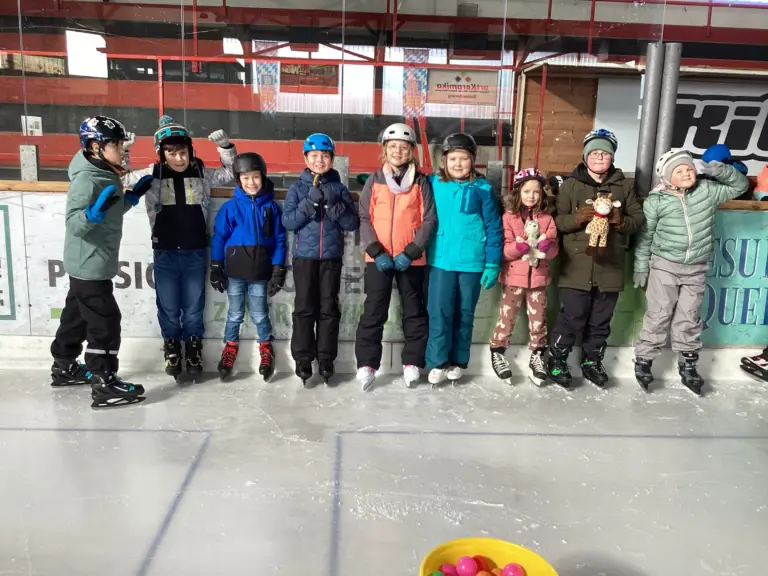 Schule Huglfing Aktuelles Eislaufen Schüler an der Bande