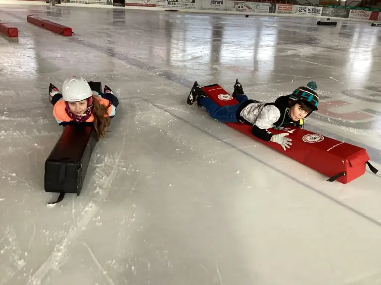 Schule Huglfing Aktuelles Eislaufen Schüler rutschen