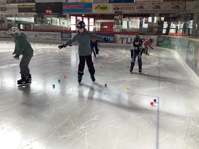 Schule Huglfing Aktuelles Eislaufen Slalom um Bälle