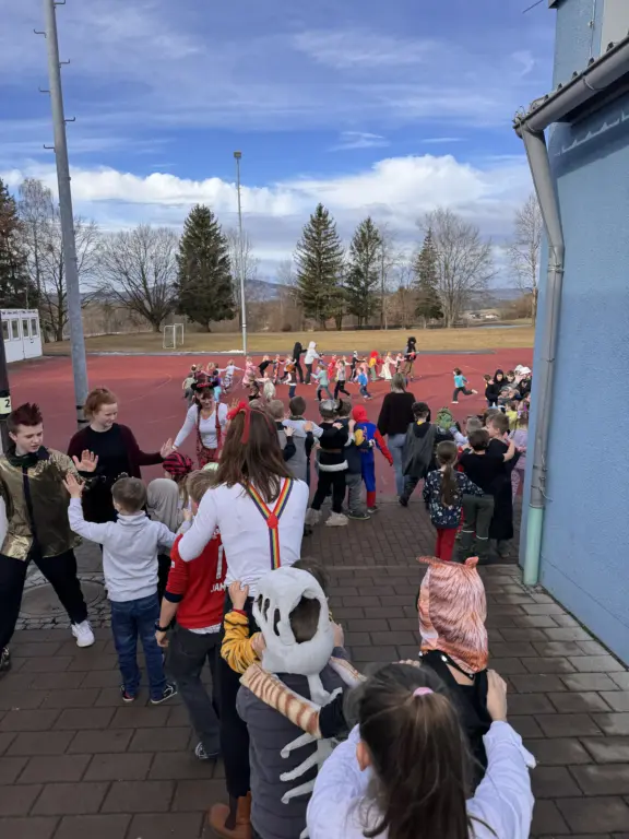 Schule Huglfing Aktuelles Fasching Plonaise 3