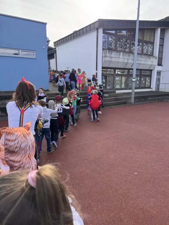 Schule Huglfing Aktuelles Fasching Plonaise 4