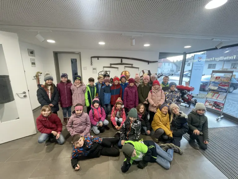 Schule Huglfing Aktuelles Feuerwehr Gruppenbild