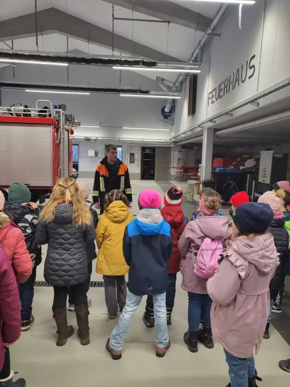 Schule Huglfing Aktuelles Feuerwehr vor dem Auto
