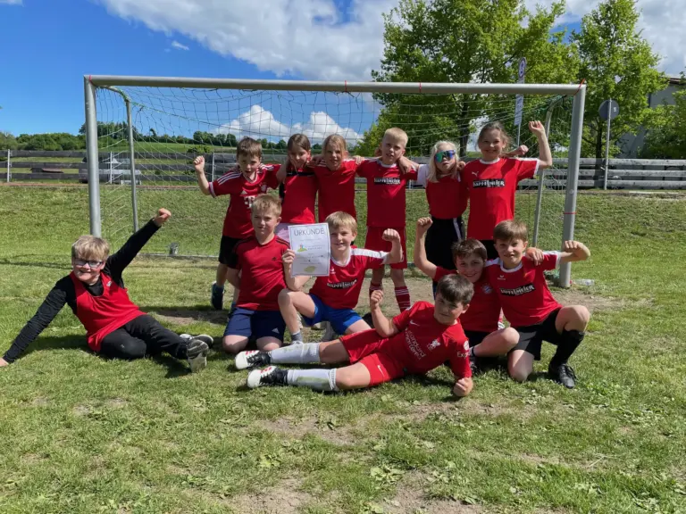 Schule Huglfing Aktuelles Fußballturnier Klasse rot