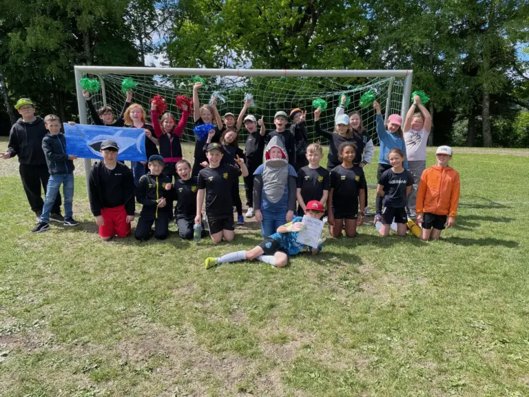 Schule Huglfing Aktuelles Fußballturnier Klassenfoto