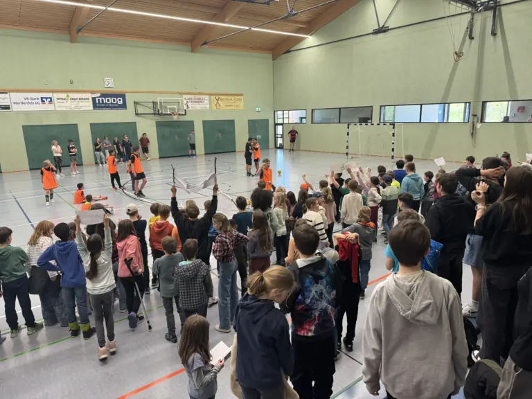Schule Huglfing Aktuelles Fußballturnier Lehrer gegen Schüler 2