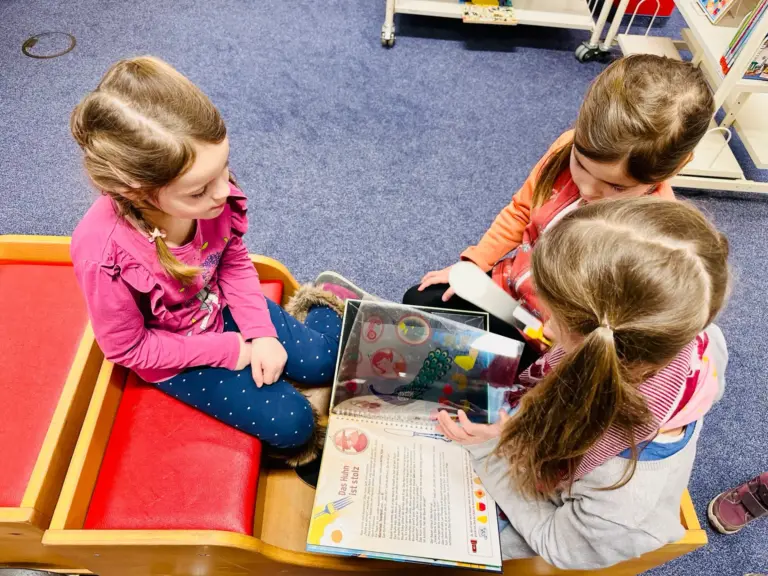 Schule Huglfing Aktuelles Kinder am Boden in der Bücherei