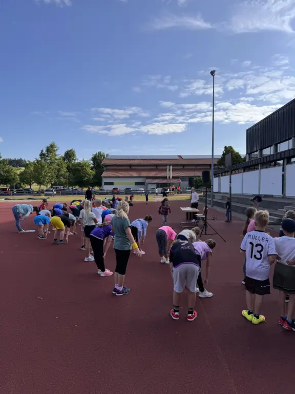 Schule Huglfing Aktuelles Leichtathletikwettbewerb Grundschule Aufwärmen
