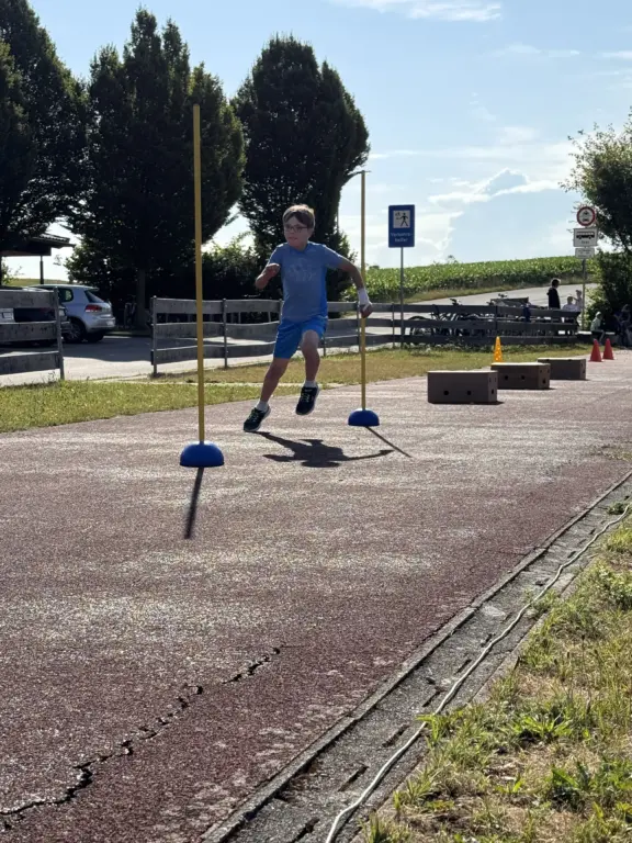 Schule Huglfing Aktuelles Leichtathletikwettbewerb Grundschule Hindernialauf3