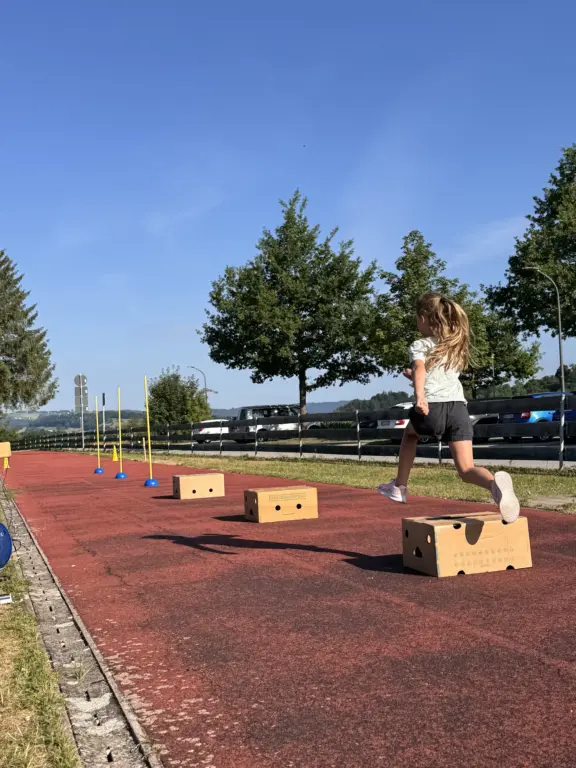 Schule Huglfing Aktuelles Leichtathletikwettbewerb Grundschule Hindernislauf1