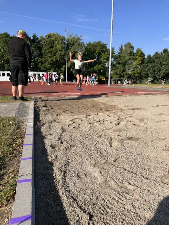 Schule Huglfing Aktuelles Leichtathletikwettbewerb Grundschule Sprung1