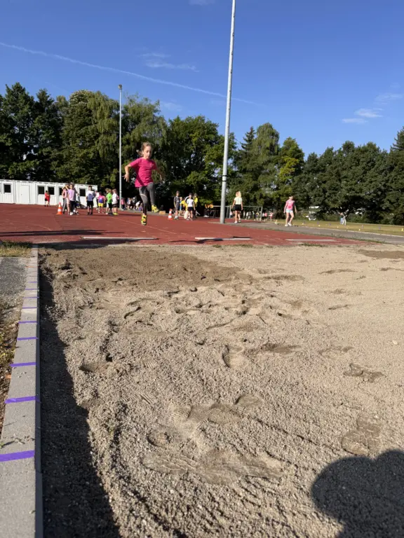 Schule Huglfing Aktuelles Leichtathletikwettbewerb Grundschule Sprung2
