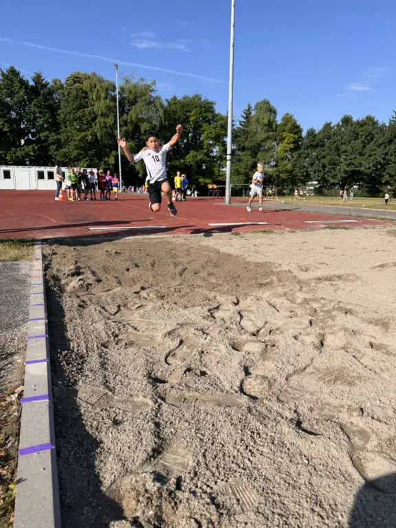 Schule Huglfing Aktuelles Leichtathletikwettbewerb Grundschule Sprung3