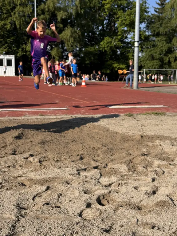 Schule Huglfing Aktuelles Leichtathletikwettbewerb Grundschule Sprung4