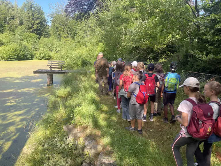 Schule Huglfing Aktuelles Lernort Natur Kinder am Wasser