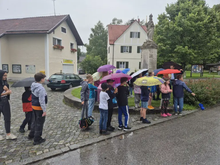 Schule Huglfing Aktuelles Ortsgeschichte Statue
