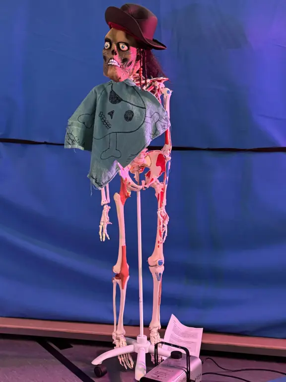 Schule Huglfing Aktuelles Piratenaufführung Skelett