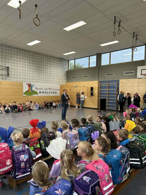 Schule Huglfing Aktuelles Schulbeginn Ansprache Schulleiter mit Kindern