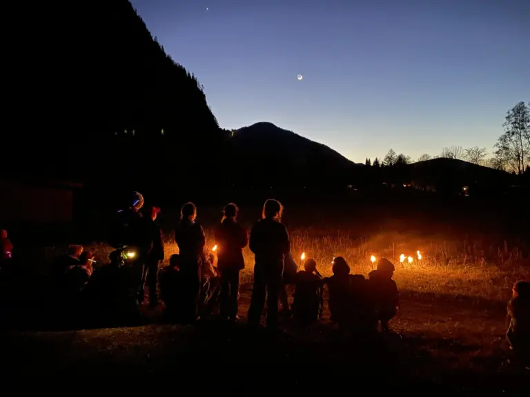 Schule Huglfing Aktuelles Schullandheim 4.Klassen Fackeln Dunkelheit