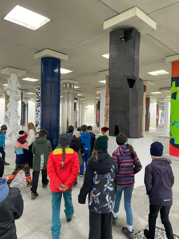 Schule Huglfing Aktuelles Stoa Besichtigung Säulen