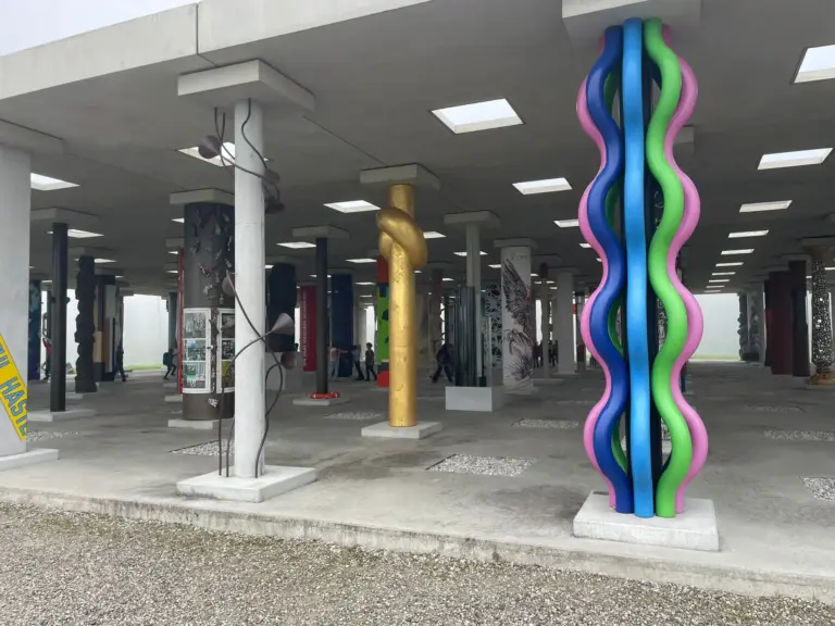 Schule Huglfing Aktuelles Stoa Besichtigung Säulen ohne Kinder