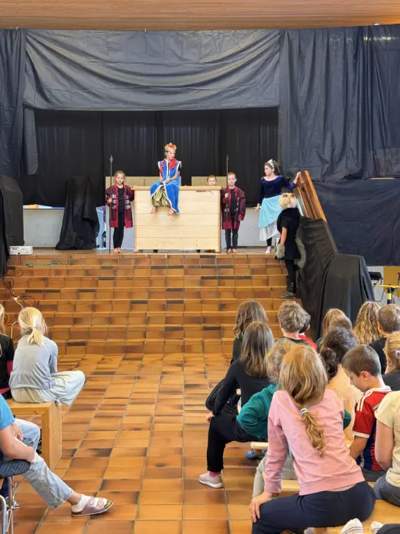 Schule Huglfing Aktuelles Theater Köng auf Erhöhung