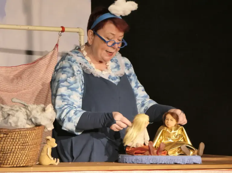 Schule Huglfing Aktuelles TheaterbesuchMurnau Frau Holle 2