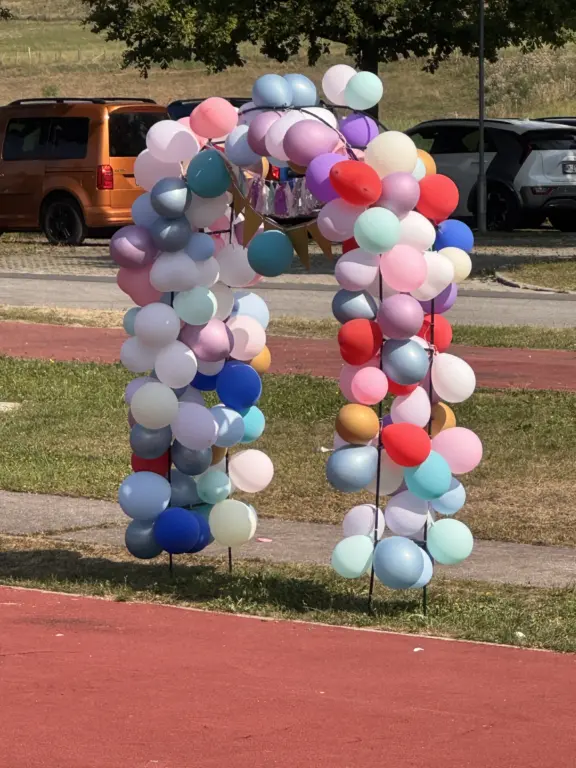 Schule Huglfing Aktuelles Verabschiedung 4.Klassen Luftballonbogen