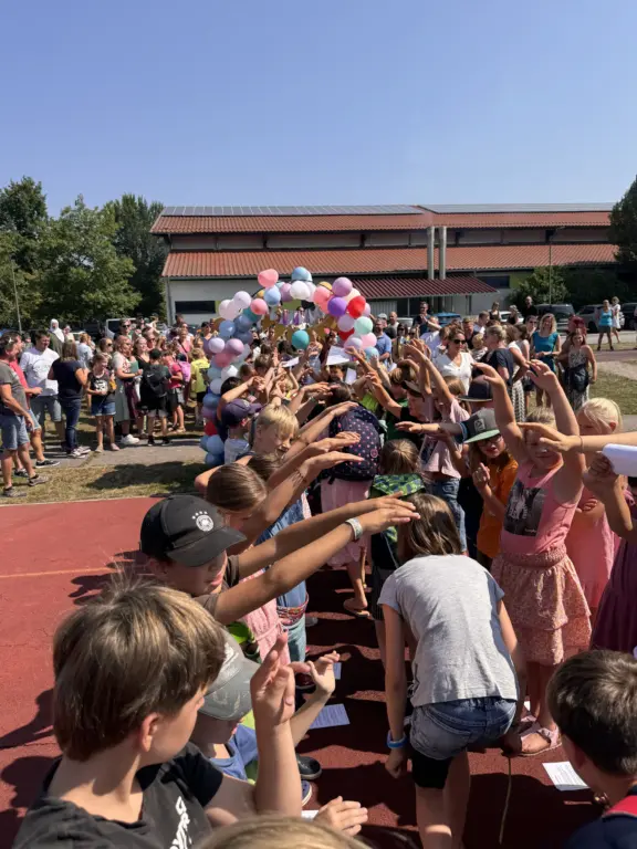 Schule Huglfing Aktuelles Verabschiedung 4.Klassen Spalier 5