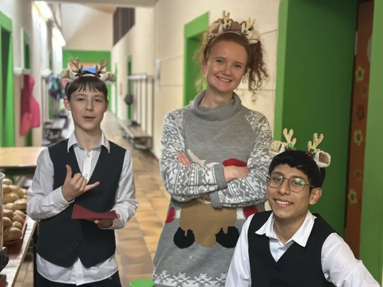 Schule Huglfing Aktuelles Weihnachtsmarkt Schüler mit Lehrerin