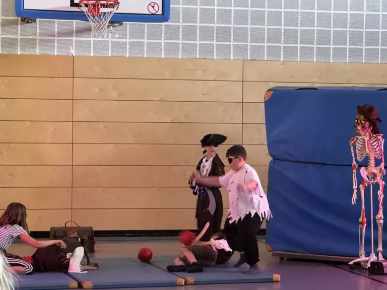 chule Huglfing Aktuelles Piratenaufführung Abschuss mit Kanonen