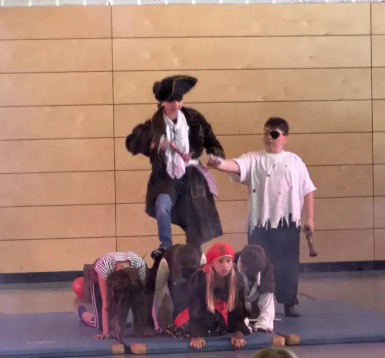 chule Huglfing Aktuelles Piratenaufführung Akrobatikfigur 1