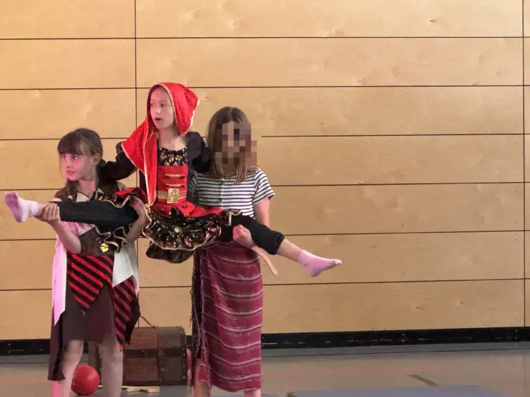 chule Huglfing Aktuelles Piratenaufführung Akrobatikfigur 2