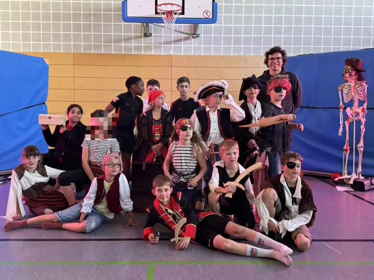 chule Huglfing Aktuelles Piratenaufführung Gruppenbild